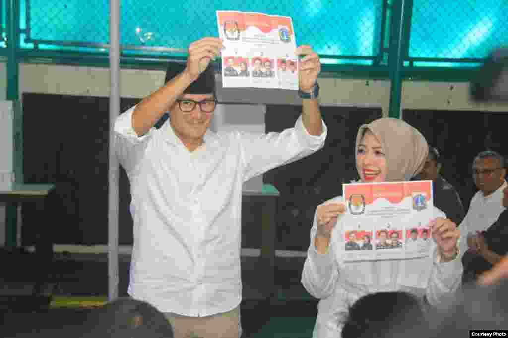 Calon wakil gubernur Jakarta Sandiaga Uno bersama istri memberikan suara di sebuah TPS (15/2). (Courtesy:Tim Pemenangan Anies-Sandi)