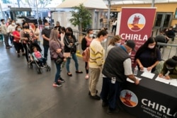 8일 미국 캘리포니아주 로스앤젤레스의 멕시코 총영사관에서 이민 가정 구성원들을 위한 신종 코로나바이러스 백신 접종을 진행했다.