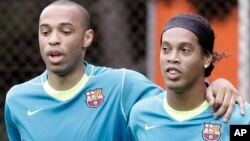 De llegar al NY Red Bulls, Ronaldinho podría volver a jugar con Thierry Henry, con quien ya jugó en Barcelona (en la foto).