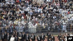 Le pape François s’apprêtant à célébrer une messe au stade Venustiano Carranza à Morelia, au Mexique, le mardi 16 février 2016.