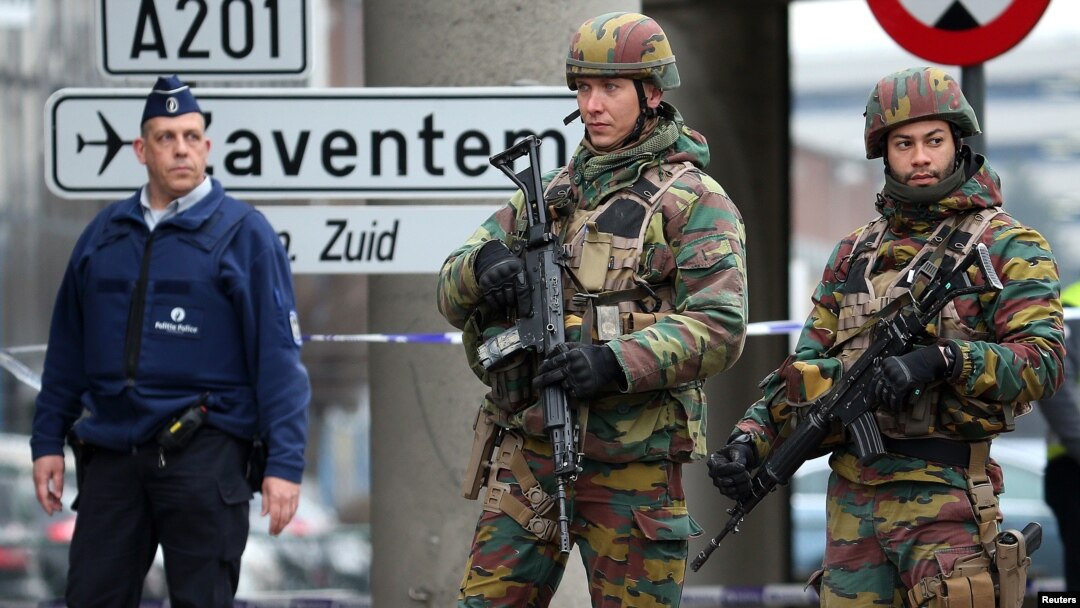Tentara dan polisi berpatroli di jalan menuju bandara Zaventem di Brussels, Belgia (24/3). (Reuters/Charles Platiau)