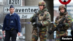 Tentara dan polisi berpatroli di jalan menuju bandara Zaventem di Brussels, Belgia (24/3). (Reuters/Charles Platiau)