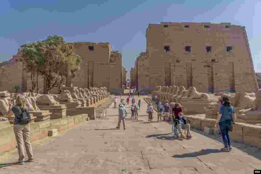 Egypt’s tourism sector generates millions of jobs and billions of dollars yearly, but in 2020 its revenue dropped by 70 percent. Photo taken Nov. 25, 2021 in Luxor, Egypt. (Hamada Elrasam/VOA)