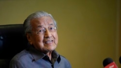 Mantan Perdana Menteri Malaysia Mahathir Mohamad berbicara dalam konferensi pers di kantornya di Putrajaya, Malaysia, 22 Januari 2024. (Foto: Vincent Thian/AP Photo)