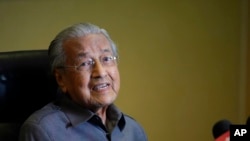 Mantan Perdana Menteri Malaysia Mahathir Mohamad berbicara dalam konferensi pers di kantornya di Putrajaya, Malaysia, 22 Januari 2024. (Foto: Vincent Thian/AP)