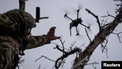 Украина интензивно користи дронови, првично за лична цивилна употреба, но модифицирани за бојното поле, од првите денови на руската инвазија во 2022 година како евтина, но ефикасна опција за напади