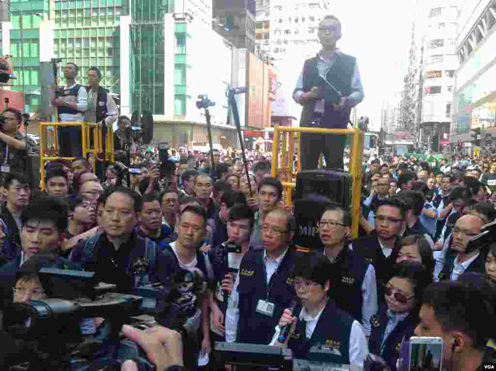 香港警方协助高等法院执达主任清场旺角占领区亚皆老街 (美国之音海彦拍摄)