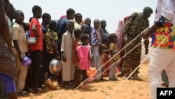 Anak-anak di Niger antre untuk menerima bantuan makanan di kamp Saguia di luar kota Niamey, Niger (foto: dok). 