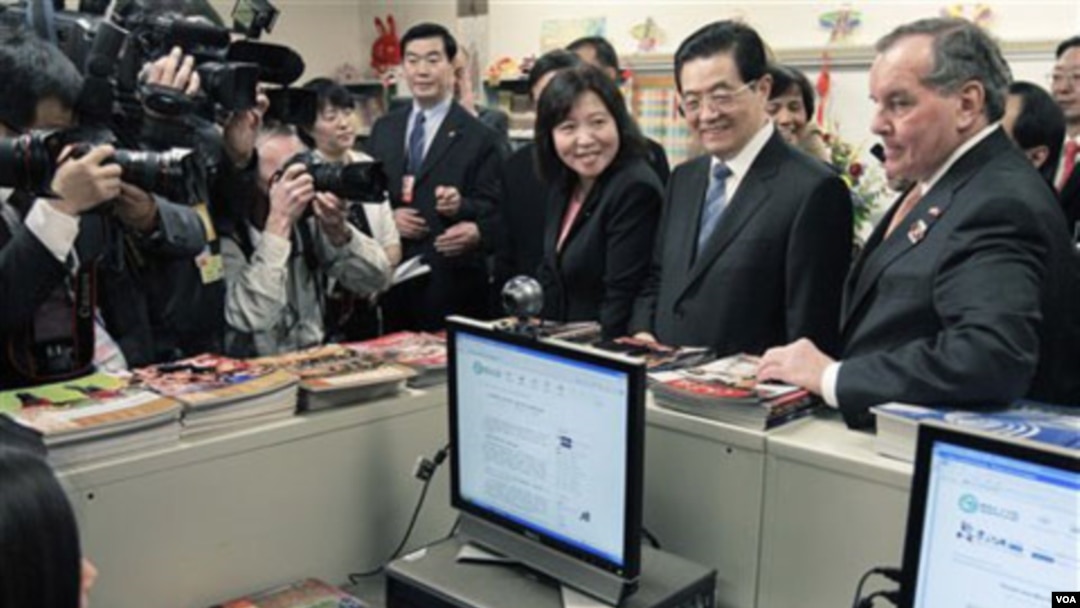 Presiden Hu Jintao, didampingi walikota Chicago Richard Daley (kanan) mengunjungi sebuah sekolah di Chicago, Jumat 21 Januari 2011.