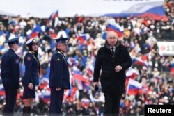 俄罗斯总统普京在莫斯科出席为在乌克兰作战的俄罗斯军人举行的一次音乐会上。（2023年2月22日）