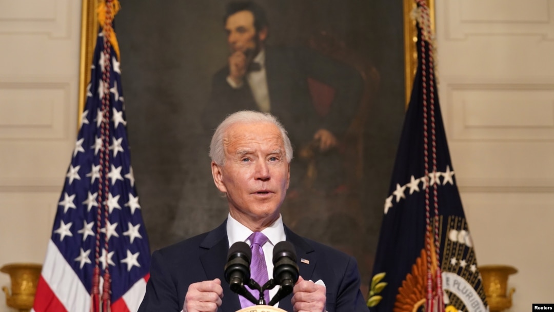 រូបឯកសារ៖ ប្រធានាធិបតី Joe Biden ថ្លែងសុន្ទរកថានៅក្នុងបន្ទប់ទទួលទានអាហារនៃសេតវិមាននៅថ្ងៃទី ២៦ ខែមករាឆ្នាំ ២០២១។ (AP)
