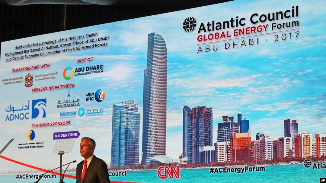 Jon Huntsman Jr., Chủ tịch Hội đồng Atlantic, phát biểu tại Diễn đàn Năng lượng Toàn cầu của Atlantic Council ở Abu Dhabi, UAE, ngày 12/1/2017. (Ảnh AP/Kamran Jebreili)