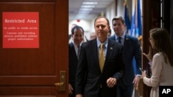 Ketua Komite Intelijen DPR Adam Schiff, meninggalkan Gedung Capitol Hill untuk berbicara kepada para wartawan di Washington, Senin, 28 Oktober 2019. Schiff memimpin penyelidikan pemakzulan terhadap Presiden AS Donald Trump.