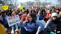 Učenici protestuju protiv oružnanog nasilja ispred Bijele kuće u Washingtonu, 14. mart 2018.