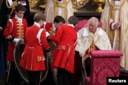 El rey Carlos III con sus pajes de honor, incluido el príncipe Jorge, durante su ceremonia de coronación en la Abadía de Westminster, Londres, el sábado 6 de mayo de 2023. Victoria Jones/vía REUTERS