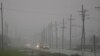 Los automóviles atraviesan bandas de lluvia a lo largo de Peter Rd., en las afueras de Nueva Orleans, antes de la tormenta tropical Francine, en Harvey, Luisiana, el martes 10 de septiembre de 2024. (Foto AP/Gerald Herbert)