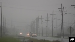 Los automóviles atraviesan bandas de lluvia a lo largo de Peter Rd., en las afueras de Nueva Orleans, antes de la tormenta tropical Francine, en Harvey, Luisiana, el martes 10 de septiembre de 2024. (Foto AP/Gerald Herbert)