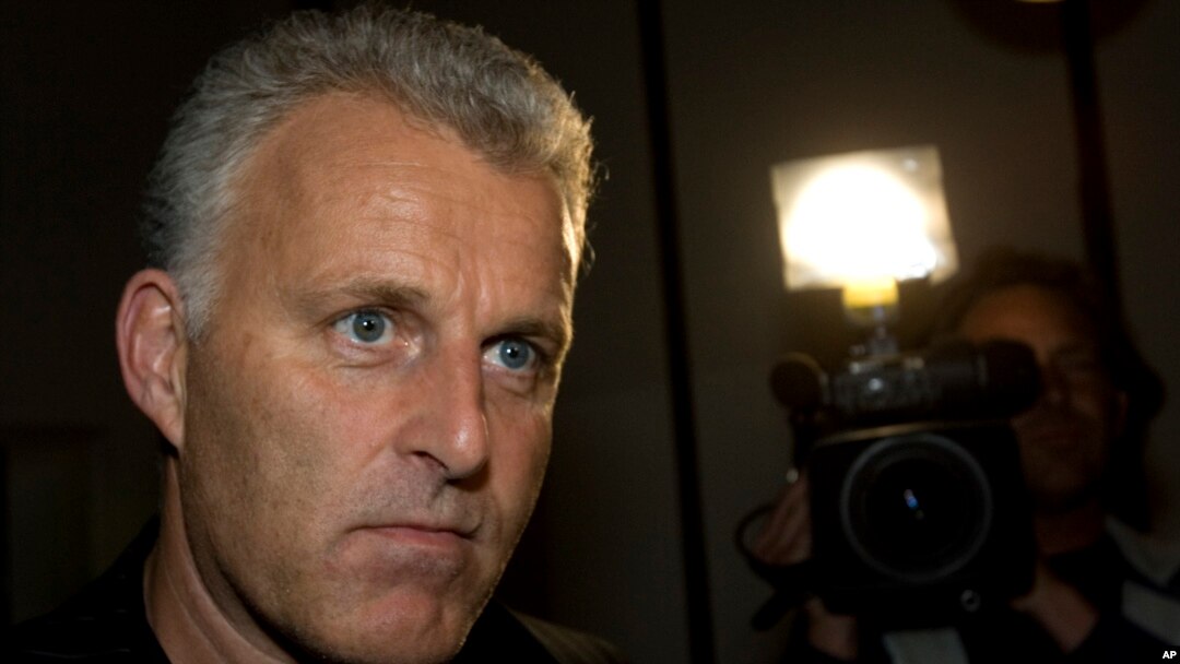 Reporter Peter R. de Vries (64 tahun) meninggal akibat terkena tembakan. 