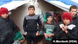 Ces enfants, photographiés le 4 mars 2019 dans le camp d'al-Hol en Syrie, disent qu'ils se sentent plus en sécurité dans une zone de guerre que dans ce camp, car on leur a fait croire que les islamistes les protégeaient. 