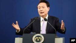 ARCHIVO - El presidente surcoreano, Yoon Suk Yeol, responde una pregunta en la Oficina Presidencial en Seúl, Corea del Sur, el 7 de noviembre de 2024. 