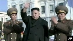 Pemimpin Korea Utara, Kim Jong-un (tengah) di Pyongyang (Foto: dok). Korea Utara telah secara resmi menolak resolusi DK PBB yang menuntut diakhirinya program senjata nuklir negara itu (9/3).