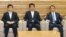 아베 신조 일본총리(가운데)가 2일 각료회의에 앞서 아소 타로 일본 재무상(오른쪽), 이시이 케이이치 일본 국토교통성 대신 등 각료들과 함께 기념촬영을 하고 있다. 