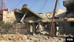 Des maisons détruites à Simoud, à Mossul, Irak, 8 mars 2017. (K. Omer / VOA)