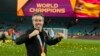 Selektor Španije Horhe Vilda slavi sa zlatnom medaljom oko vrata posle finala svetskog fudbalskog prvenstva za žene između Španije i Engleske na stadionu "Australija" u Sidneju (Foto: AP/Rick Rycroft)