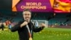 Selektor Španije Horhe Vilda slavi sa zlatnom medaljom oko vrata posle finala svetskog fudbalskog prvenstva za žene između Španije i Engleske na stadionu "Australija" u Sidneju (Foto: AP/Rick Rycroft)