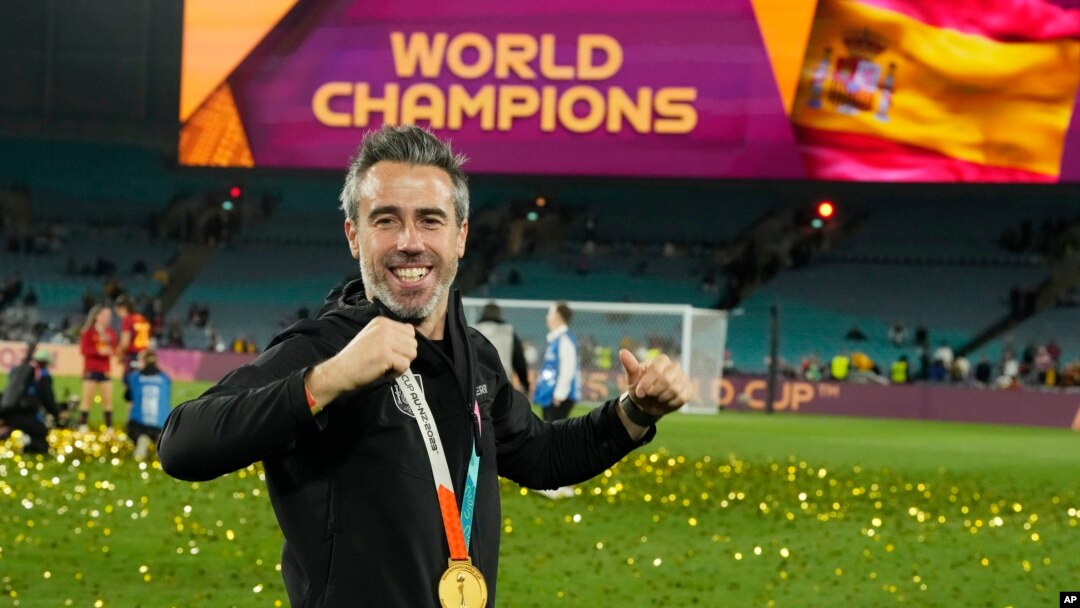 Selektor Španije Horhe Vilda slavi sa zlatnom medaljom oko vrata posle finala svetskog fudbalskog prvenstva za žene između Španije i Engleske na stadionu "Australija" u Sidneju (Foto: AP/Rick Rycroft)