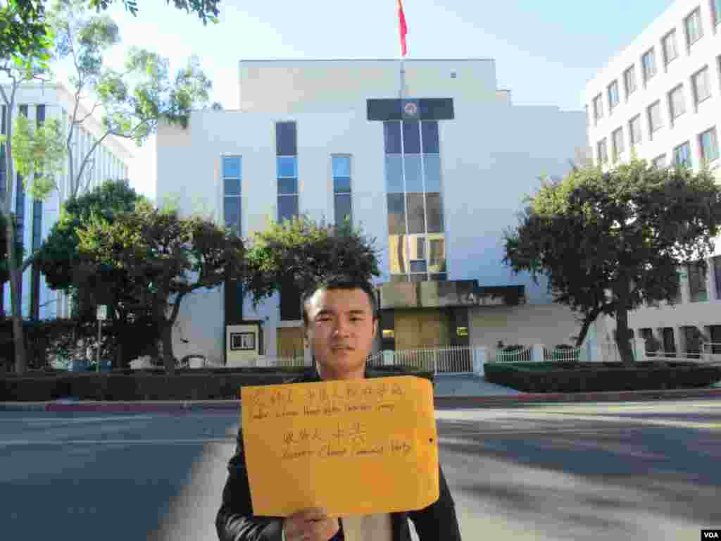 范祜昶将宣言和撕碎的毛像信封送给驻洛中国领事馆(美国之音 容易拍摄)