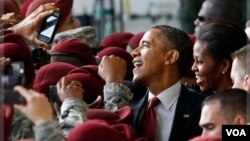 Presiden AS Barack Obama dan ibu negara Michelle Obama saat mengunjungi markas militer AS di Fort Bragg, North Carolina (foto: dok). Fort Bragg menyelenggarakan upacara pernikahan gay pertama hari Sabtu 21/12.