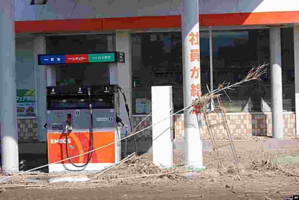 An abandoned gasoline station in the hot zone which was hit by the tsunami, Namie, Fukushima Pref., Japan, March 12 2011 (VOA - S. L. Herman)