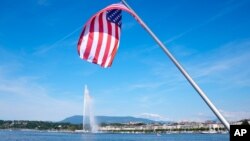 ፎቶ ፋይል፦ የዩናይትድ ስቴትስ ባንዲራ በጄኔቫ ሃይቅ ዳር አካባቢ ባለ ድልድይ፣ ጀኔቫ፤ስዊዘርላንድ