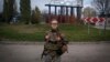 Українська військовослужбовиця після звільнення Херсона, Україна, 11 листопада 2022 року. (AP Photo)