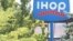 Las autoridades investigan la escena de un tiroteo en un restaurante Ihop en Carson City, Nevada.