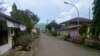 Warga mengibarkan bendera Merah Putih setengah tiang di depan rumah masing-masing tanda berduka cita atas meninggalnya Bupati Morowali Utara akibat virus corona di Kolonodale, Morowali Utara, 4 April 2020. (Foto: Michael Sorisi)