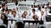 Foto de archivo donde médicos y estudiantes de medicina con pancartas que dicen: "Basta de la intromisión de los tribunales ecuatorianos contra los médicos", durante una protesta contra la ley que penaliza la negligencia médica en Quito.