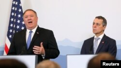 Menlu AS Mike Pompeo (kiri) dan Menlu Swiss Ignazio Cassis memberikan konferensi pers di Bellinzona, Swiss hari Minggu (2/6).