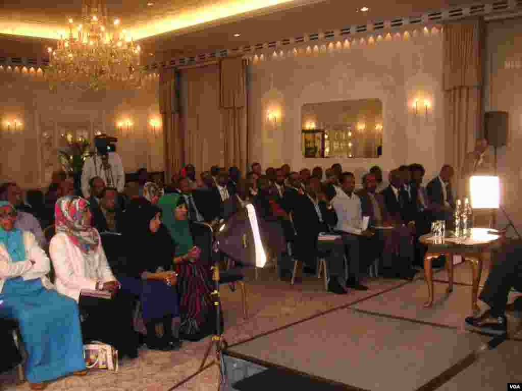 Dadwaynaha ka soo qeyb galay barnaamijka VOA ee London