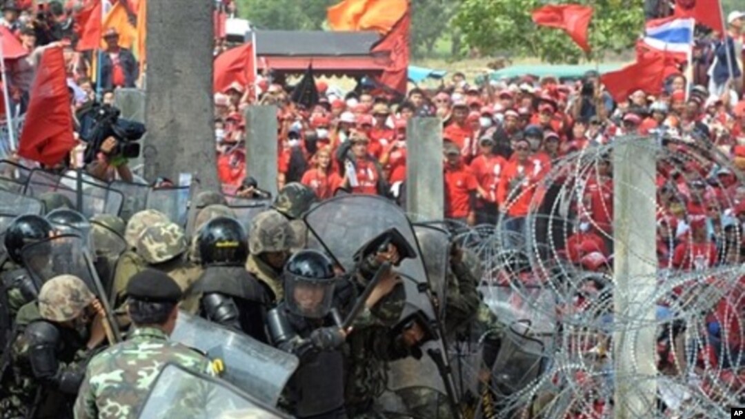 Anti-government Red Shirt protesters clash with security forces in Bangkok, Thailand, April 9, 2010.