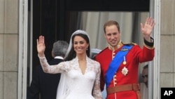 O jovem casal no balcão do Palácio de Buckingham