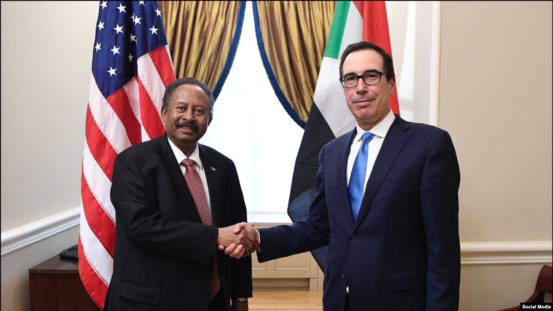 Umushikiranganji wa mbere wa Sudani, Abdalla Hamdok hamwe n'umushikiranganji wa USA ajejwe ikigega, Steven Mnuchin i Washington, kw'itariki ya 03/12/2019.