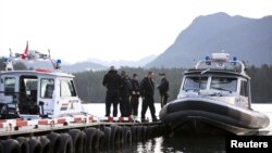 Para petugas bersiap meninggalkan dermaga untuk maya pencarian korban tenggelamnya kapal Leviathan II di Tofino, British Columbia (27/10).