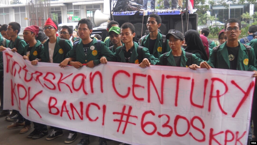 Para mahasiswa berdemonstrasi mendesak KPK segera menetapkan status tersangka terhadap Wakil Presiden Boediono terkait kasus korupsi Bank Century. (VOA/Andylala Waluyo) 