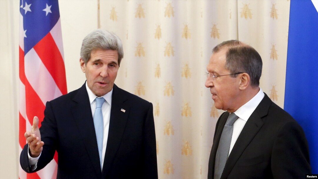 Menteri Luar Negeri AS John Kerry (kiri) berbicara pada Menteri Luar Negeri Rusia Sergei Lavrov sebelum bertemu di Moskow, Rusia, 15 Desember 2015. 