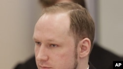 Bị can Anders Behring Breivik ra tòa án ở Oslo, Na Uy hôm thứ Ban 17/4/12 