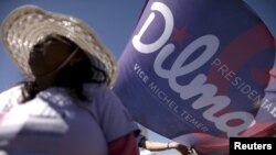 A woman carries a flag showing support for Brazil's President Dilma Rousseff during the "March of the Daisies," calling for improved rights for women working in rural areas and forests, in Brasilia, Aug.12, 2015. 