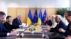 Presiden Dewan Eropa Antonio Costa (dua dari kanan), Presiden Komisi Eropa Ursula von der Leyen (tiga dari kanan), bertemu Presiden Ukraina Volodymyr Zelenskyy (dua dari kiri), dalam KTT Uni Eropa di Brussels, Kamis, 6 Maret 2025. (Geert Vanden Wijngaert, Pool/AP)