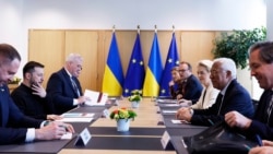 Presiden Dewan Eropa Antonio Costa (dua dari kanan), Presiden Komisi Eropa Ursula von der Leyen (tiga dari kanan), bertemu Presiden Ukraina Volodymyr Zelenskyy (dua dari kiri), dalam KTT Uni Eropa di Brussels, Kamis, 6 Maret 2025. (Geert Vanden Wijngaert, Pool/AP)